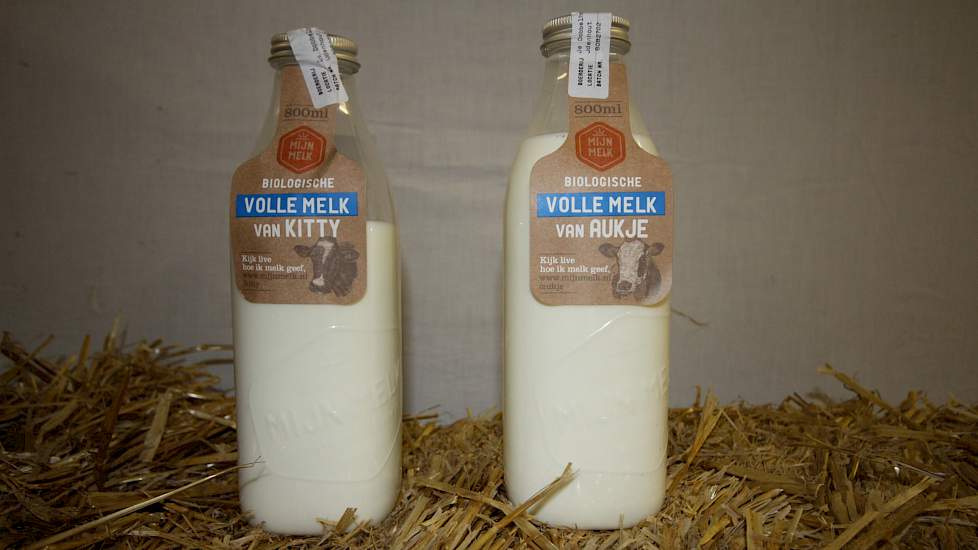 De melk van vier koefamilies van het melkveebedrijf van de familie Van Roessel is binnenkort als zodanig in de Albert Heijn-filialen verkrijgbaar.