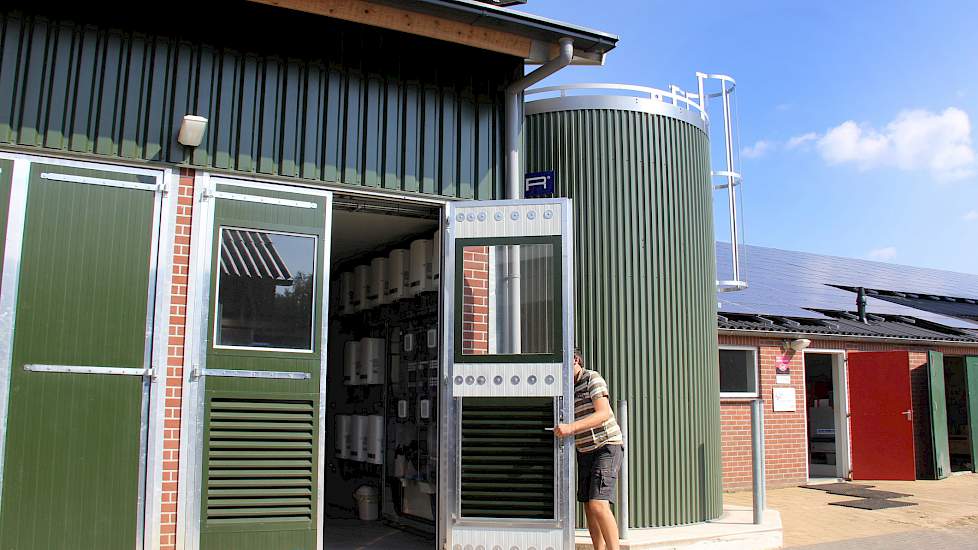 Op het dak van de stal en de wagenloods liggen bijna 1.200 zonnepanelen. De bijbehorende installatie is centraal ondergebracht in een aparte ruimte. De grote Mueller melkkoeltank - nu eens niet uitgevoerd in roestvrijstaal, maar bekleed met groene panelen