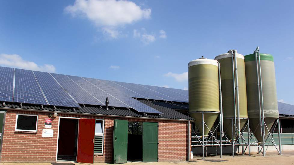 De oorspronkelijke ligboxenstal dateerde uit '77. In 2011 werd er aan de achterkant (achter de silo's) al een stuk aangebouwd voor 65 koeien. Vorig jaar is het oude voorste deel gerenoveerd en verbreed. Alleen de ruwbouw heeft de familie Bekkedam laten do