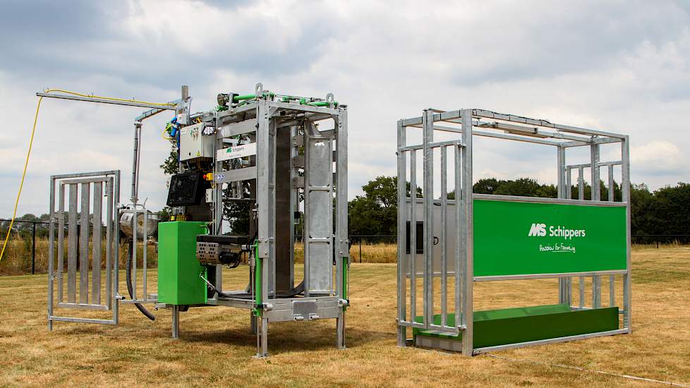 MS Schippers is beloond met een medaille voor de MS Corundum, een preventieve aanpak van de klauwen. Bij dit systeem lopen de koeien in de terugloopgang van de melkstal door de Hoof Scan. Terwijl de koe in een laag water staat, worden de hoeven met echogr