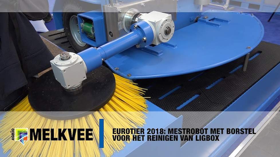 Multifunctionele mestrobot krabt ook boxen uit en strooit in - EuroTier 2018