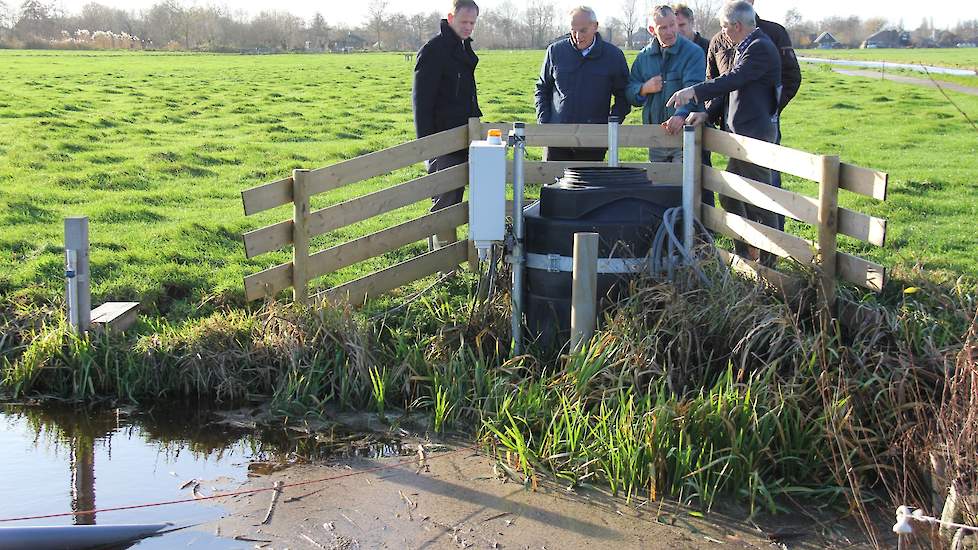 Pieter Winsemius laat zich door boer en hoogheemraad Bert de Groot informeren over de stand van het grondwater en de proef met drukdrainage in de polder Spengen. „Gelukkig is het niet meer de vraag óf we iets moeten doen aan de bodemdaling, maar dat is do