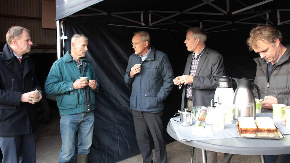 Van links naar rechts burgemeester Van der Kamp, melkveehouder Jan Scherpenzeel en Pieter Winsemius, uiterst rechts Bert de Groot. „We hebben altijd een Malle Eppie nodig die begint. Maar nog belangrijker is de eerste die zijn voorbeeld volgt.” Scherpenze