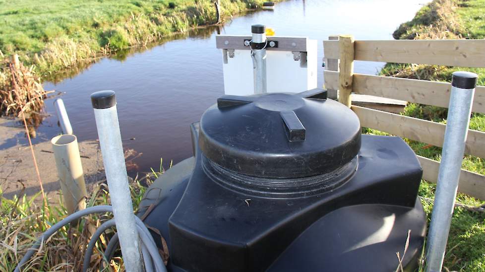 De pomp in het veenweidegebied op het land van Jan Scherpenzeel zorgt voor een constant waterpeil middels deze vorm van onderwaterdrainage. Scherpenzeel is echter al van kinds af gewend aan het niveau van 40 centimeter en vreest, omdat hij de buffer (als