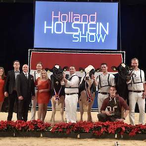 De zwartbonte kampioenes in de middenklasse. Na haar winst in de rubriek was het geen verrassing dat Bons-Holsteins Koba 219 (links) de kampioenstitel kreeg. Wel verrassend was het reservekampioenschap voor Southland Dem Delila 92 (tweede van links), die