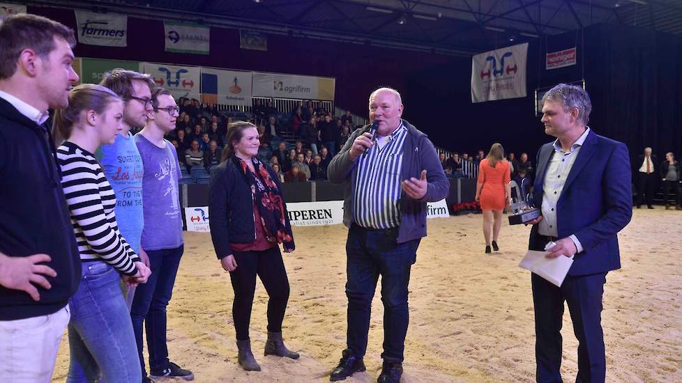 De familie Knoef werd uitgeroepen tot fokker van het jaar. Een terechte onderscheiding voor de fokkers van ontelbare 100- en 10-tonners alsmede veelgebruikte kwaliteitsstieren als Big Winner en Big Malki.