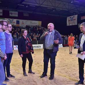 De familie Knoef werd uitgeroepen tot fokker van het jaar. Een terechte onderscheiding voor de fokkers van ontelbare 100- en 10-tonners alsmede veelgebruikte kwaliteitsstieren als Big Winner en Big Malki.