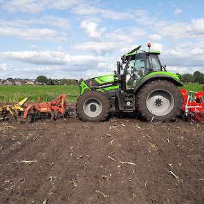 Meteen na de maisoogst zaait Hendrik een groenbemester in, dat gebeurt hier al op 1 september