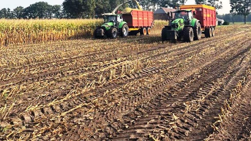 Het uitzonderlijk warme en droge weer houdt aan, al op 28 augustus begint Hendrik met hakselen