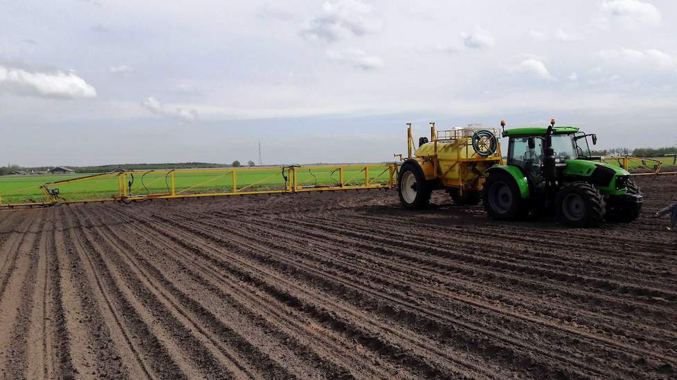 3 dagen later, op 23 april brengt Hendrik een bodemherbicide aan voor een schone start van de maisteelt