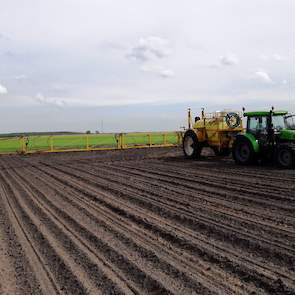 3 dagen later, op 23 april brengt Hendrik een bodemherbicide aan voor een schone start van de maisteelt