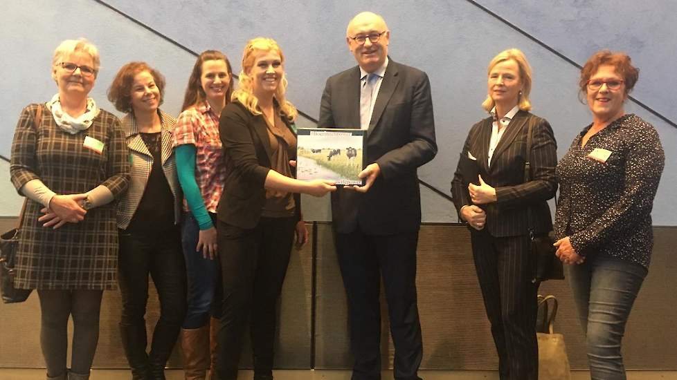 Van links naar rechts Tineke de Ruiter, Henny Verhoeven, Masja Mooren, Danielle Hekman, Phil Hogan, Annie Schreijer-Pierik en Joke Dekker.