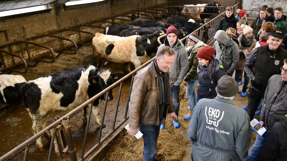 Op verzoek van Frits Lozeman kwam Wytze Nauta van de Stichting Bio KI (links in leren jas) de groep wat meer vertellen over de familie-fokkerij van Lozeman. Frits heeft een zuivere FH-stier gekocht van fokker Middelman uit Renswoude. Van deze Pietjes' Ber