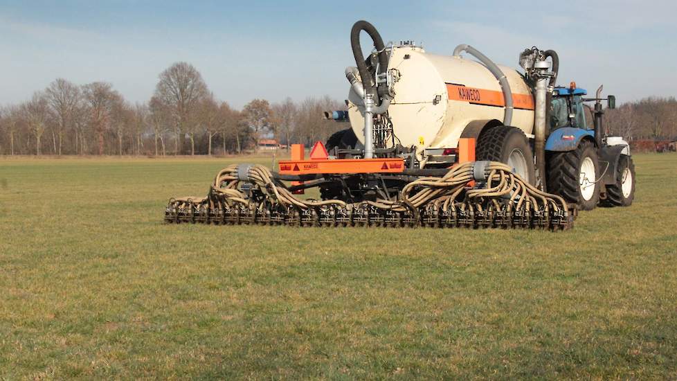 In de Kaweco double twin shift, achter de New Holland 7030, kan 16 kuub mest.