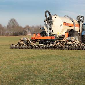 In de Kaweco double twin shift, achter de New Holland 7030, kan 16 kuub mest.