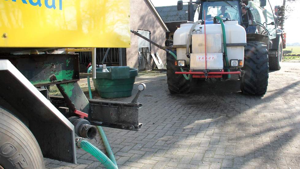 De runderdrijfmest wordt door het loonwerkbedrijf tegelijk gegeven met vloeibare kunstmest.