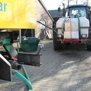 De runderdrijfmest wordt door het loonwerkbedrijf tegelijk gegeven met vloeibare kunstmest.