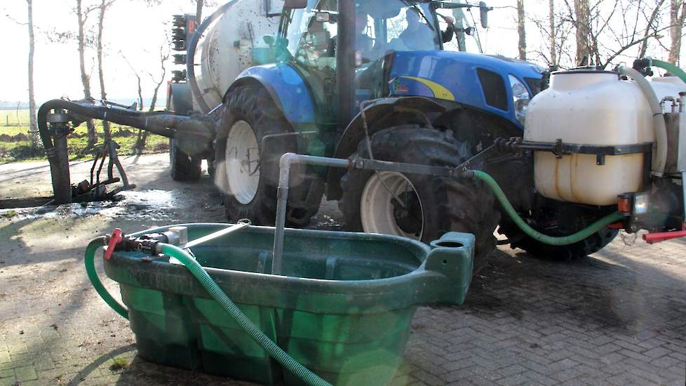 Behalve de melktank zet Bosch ook een drinkbak met vlotter neer die dan volstroomt met de kunstmest. Op de tank voor op de trekker zit een zuigarm die uit de bak de fronttank kan vullen.