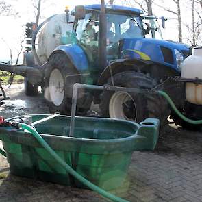 Behalve de melktank zet Bosch ook een drinkbak met vlotter neer die dan volstroomt met de kunstmest. Op de tank voor op de trekker zit een zuigarm die uit de bak de fronttank kan vullen.