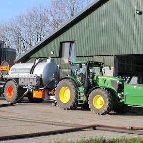 In een doorsnee jaar, zijn ze op de Groningse klei niet heel vroeg aan de slag met mest rijden. Door het vroege voorjaar en de droge omstandigheden, besloot de veehouder toch aan de slag te gaan. Deze week zijn alle percelen rondom het huis bemest met dri