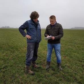 Dan komen de bodemanalyses tevoorschijn. De hoge gehalten aan kali zijn geen verrassing op kleigrond. Opvallend is wel het zeer hoge aandeel magnesium. „Dit komt vooral door het jaar op jaar toedienen van drijfmest”, aldus Wolf. Opmerkelijker is echter he