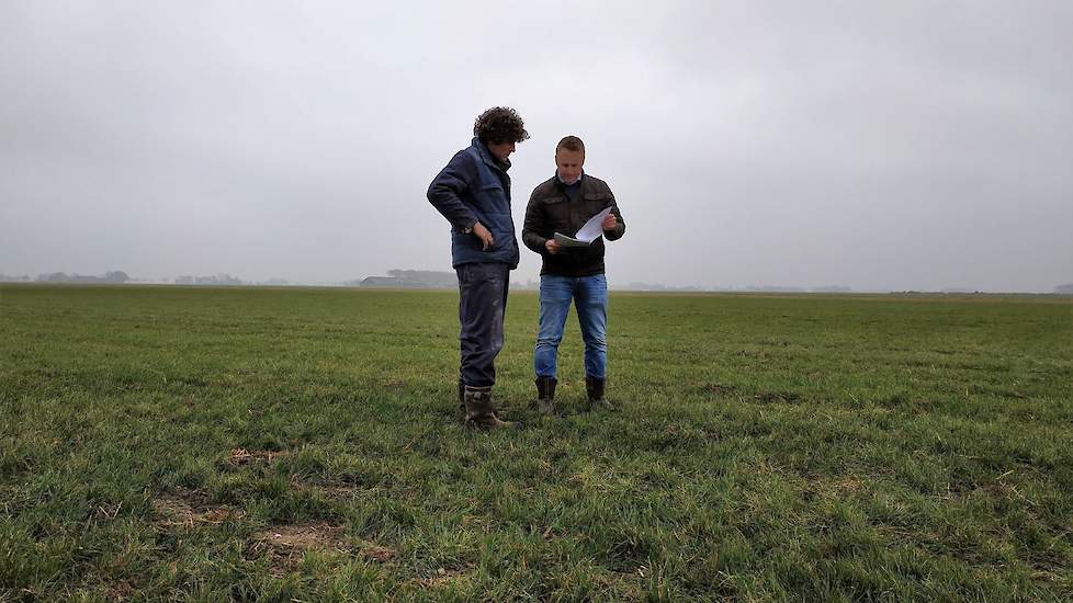 De kleigrond bij Bregman is in staat om veel gras te produceren. De veehouder is dan ook best tevreden over zijn grond, maar goed is voor hem nog niet goed genoeg. „Ik geeft het een cijfer 9. Echter ik wil graag weten hoe ik een 10 kan halen. Als ik de bo