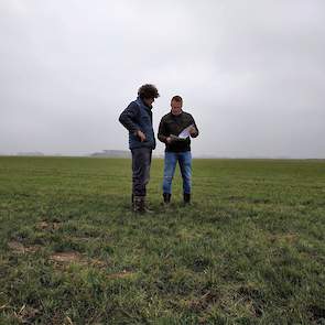 De kleigrond bij Bregman is in staat om veel gras te produceren. De veehouder is dan ook best tevreden over zijn grond, maar goed is voor hem nog niet goed genoeg. „Ik geeft het een cijfer 9. Echter ik wil graag weten hoe ik een 10 kan halen. Als ik de bo