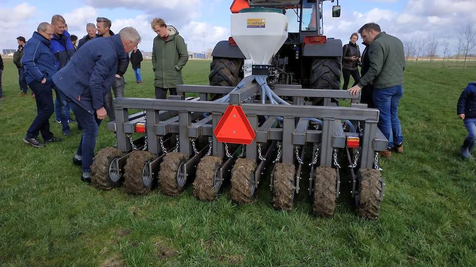 Het robuust gebouwde frame bestaat bij dit prototype uit acht elementen. Het mechanisatiebedrijf levert de machine standaard met 7 elementen en een werkbreedte van 2,40 meter. Maar op maat maken is ook mogelijk.