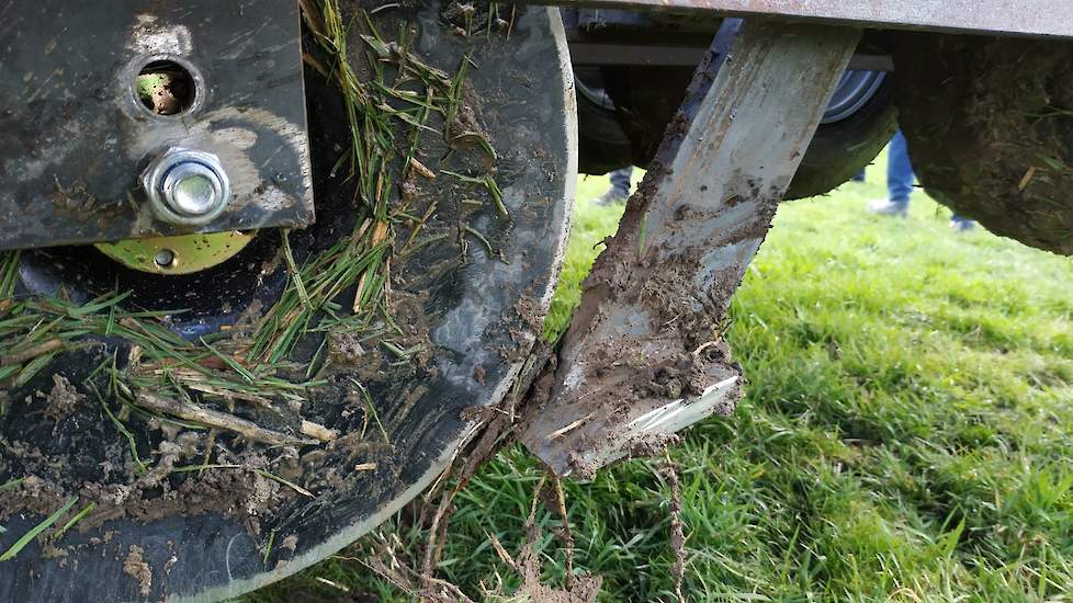 Een mes snijdt de grasmat vervolgens in tweeën. Vlak achter het mes zit de zaaibeitel die de graszode een beetje open legt. De beitel trekt op 5 centimeter diepte de grond over een breedte van 8 centimeter los.