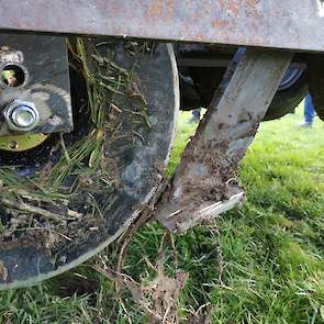 Een mes snijdt de grasmat vervolgens in tweeën. Vlak achter het mes zit de zaaibeitel die de graszode een beetje open legt. De beitel trekt op 5 centimeter diepte de grond over een breedte van 8 centimeter los.