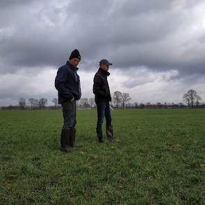 Ruwvoerspecialist Ludwig Oevermans van Limagrain bezoekt het bedrijf namens Plantum. Hij heeft een schepje, duimstok en thermometer mee. "Eenvoudige attributen waarmee elke veehouder een graslandcheck kan doen."