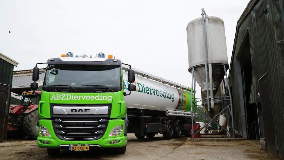 Een bulkwagen van ABZ Diervoeding brengt mengvoer bij een klant.