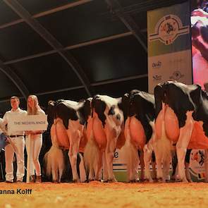 Nederland maakte met van rechts naar links kopkoe Bons-Holsteins Ella 192, Drakkar Bulona, JK DG Esmeralda en slotkoe Bons-Holsteins Koba 219 een uitstekende indruk en eindigde net als bij roodbont op de derde plaats.