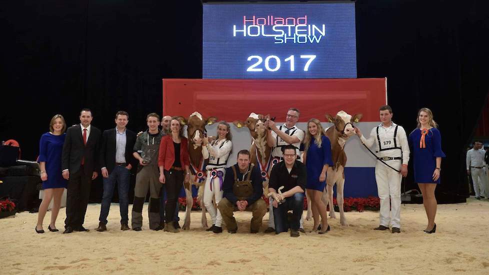 Jorien Bouwmeester-Vosman (met rode jasje) bij de vaars Irma 108 (v. Ladd P) van de familie Vosman uit Rijssen, die in 2017 het roodbonte vaarzenkampioenschap op de HHH-show won.