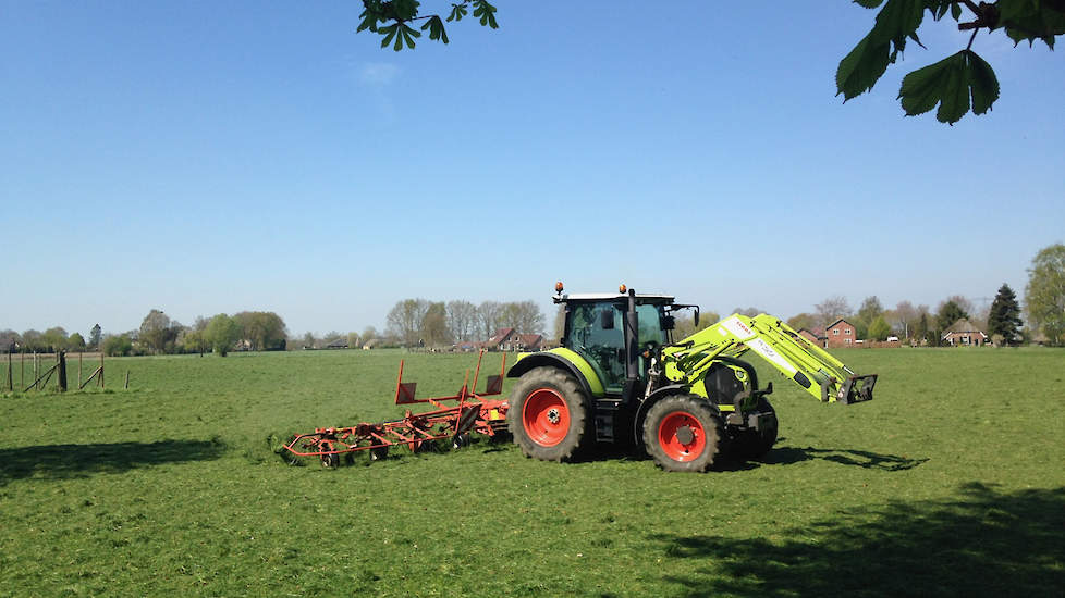 Dit perceel grasland in Wehl (Achterhoek) is vorig jaar nieuw ingezaaid en een paar dagen geleden gemaaid. Vandaag was het weer - zonnig en voldoende wind - ideaal om te schudden.