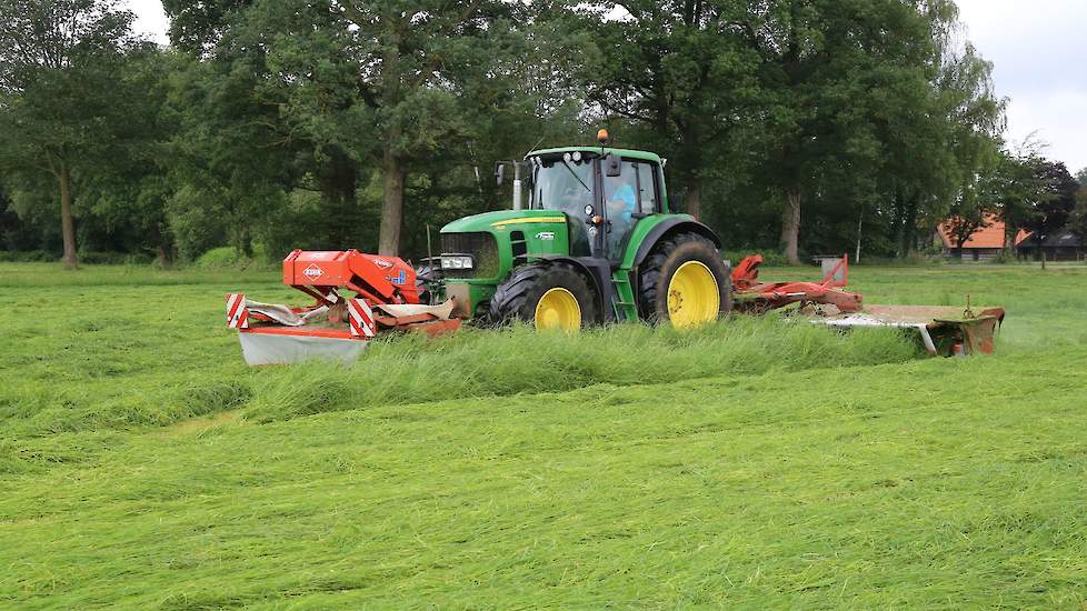 Grasland wordt gemaaid.