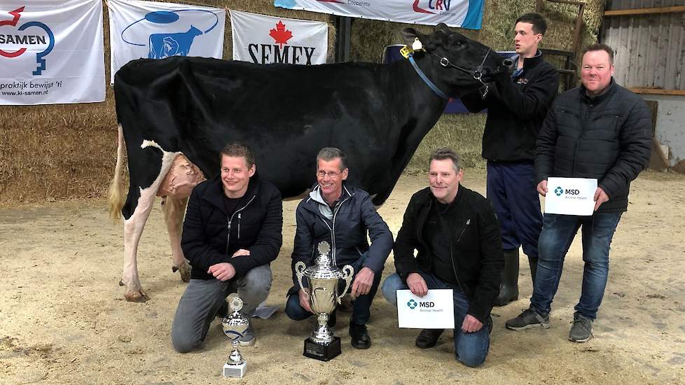 Team Drenthe met gehurkt van links naar rechts Rienk Jonkers, Alex Verwaijen, Roelof Jan Krikken en uiterst rechts staand Jan Prent als winnaars van het Champions League Veebeoordelen op het bedrijf van de familie Albring in Drouwenermond. Op de achtergro