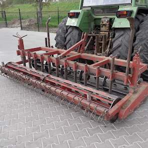 Na het mestrijden werd het land zaaiklaar gelegd met een grondverkruimelaar van het merk Steketee. „Dit is niet een heel gangbare machine, waarmee we het land snel klaar kunnen leggen. De machine heeft voorop een rij vaste tanden, dan druk een rol de grov