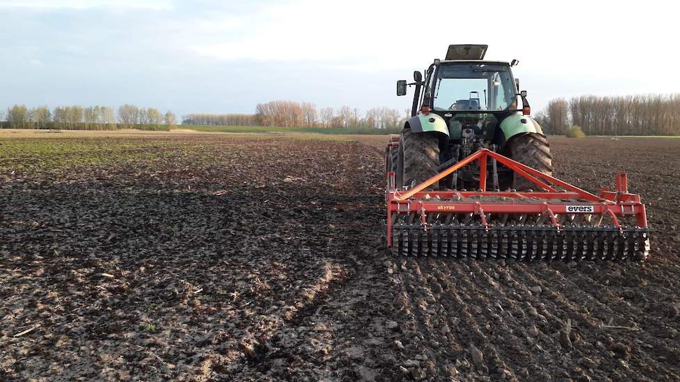 Half april werd het land eerst met een schijveneg bewerkt waarna Van Zoelen 55 kuub drijfmest met de sleepslang lieten injecteren. „De rivierklei is gevoelig voor structuurschade en daarom willen we sporen zoveel mogelijk voorkomen”, vertelt de veehouder,