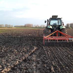 Half april werd het land eerst met een schijveneg bewerkt waarna Van Zoelen 55 kuub drijfmest met de sleepslang lieten injecteren. „De rivierklei is gevoelig voor structuurschade en daarom willen we sporen zoveel mogelijk voorkomen”, vertelt de veehouder,