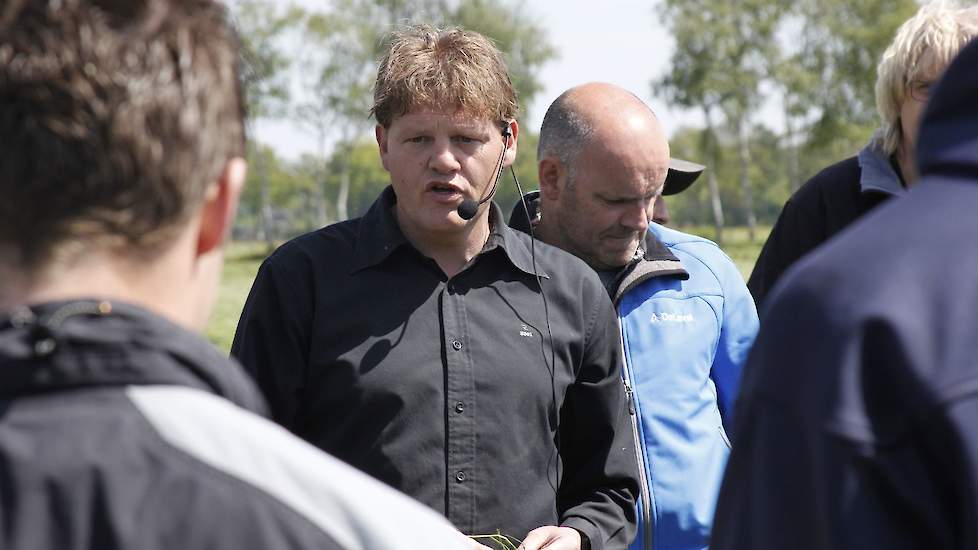 Tijdens de veldbijeenkomst op het land van Bert en zijn zoon Rick van Leussen in Dalfsen (Overijssel) schotelde organisator Feijen de veehouders diverse oogstscenario's voor. “Maai je met of zonder kneuzer, schud je wel of niet, en als je gaat schudden, h