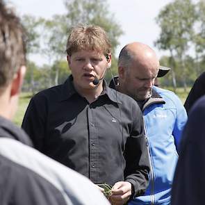 Tijdens de veldbijeenkomst op het land van Bert en zijn zoon Rick van Leussen in Dalfsen (Overijssel) schotelde organisator Feijen de veehouders diverse oogstscenario's voor. “Maai je met of zonder kneuzer, schud je wel of niet, en als je gaat schudden, h