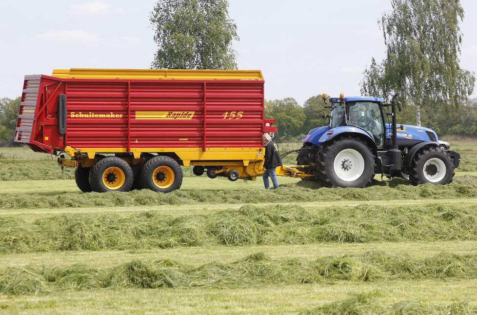 Feijen demonstreerde tevens twee opraapsnijwagens: eentje met 40 messen (graslengte 4 cm) en eentje met 20 messen (snijlengte 8 cm).  Holtmaat: “Wat ook duidelijk naar voren kwam, is dat je met een ouderwetse cyclomaaier en schudder in dezelfde tijd hetze