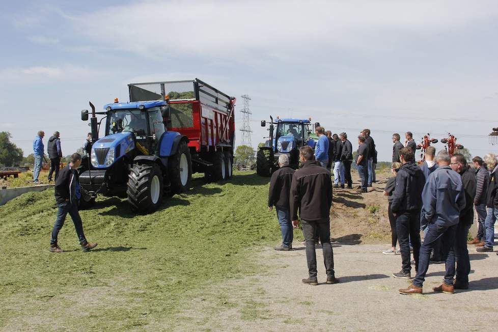 Dat het relatief vaak 'mis' gaat bij het inkuilen, komt volgens de rundveespecialist ook mede door de commercie. Mechanisatiebedrijven benadrukken graag de capaciteit per hectare en de tijdwinst die met de nieuwe maaimachine is te behalen. “Maar het gaat