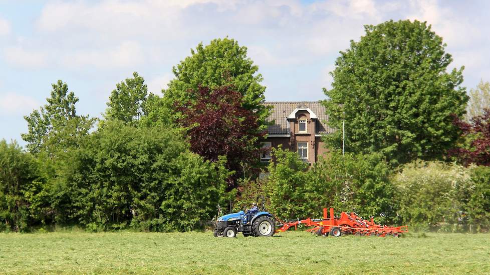 In buurtschap Vethuizen bij Zeddam blijft het schudden doorgang vinden. Het is inmiddels dinsdag laat in de middag. De omstandigheden zijn perfect; het is fris op de trekker maar de zon schijnt.