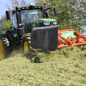 Aan het einde van de middag lijkt het erop dat de betonwand al niet hoog genoeg is. Wat betreft opbrengst verwacht de melkveehouder minimaal 3 ton drogestof per hectare.