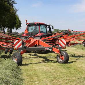 Koen is dik tevreden over de enorme wiersen. Hij blijft het hakseltreintje net voor. Het gras is volgens hem van prima kwaliteit. „Super suikerrijk, het plakt aan de banden.”