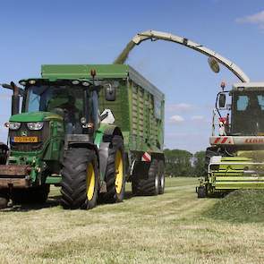 Omdat ook luzerne onderdeel uitmaakt van het te oogsten ruwvoer, koos de maatschap voor hakselen in plaats van opraapwagens. Luzerne is grof en omdat er hier en daar ook opslag van triticale bij is, is hakselen ‘een passend alternatief’.