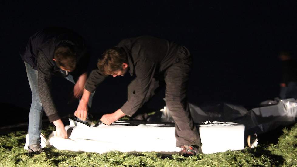 Het is 23.15 uur wanneer de kuilaanrijder het toneel heeft verlaten en het plastic arriveert. De maatschap was zo goed als door het gras heen; de voorraad is weer aangevuld. „Qua eiwit is het afwachten wat het gehalte zal zijn, maar voor biologisch is dit