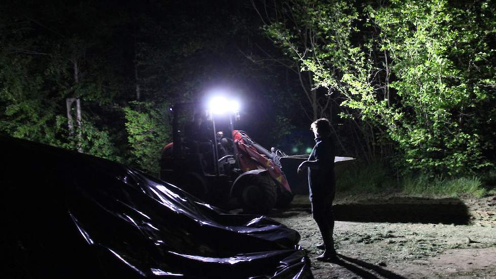 Als hulp Gijs met een shoveltje voor de nacht wat zand op het plastic heeft gedeponeerd, kan de melkveehouder proosten op de goede afloop.